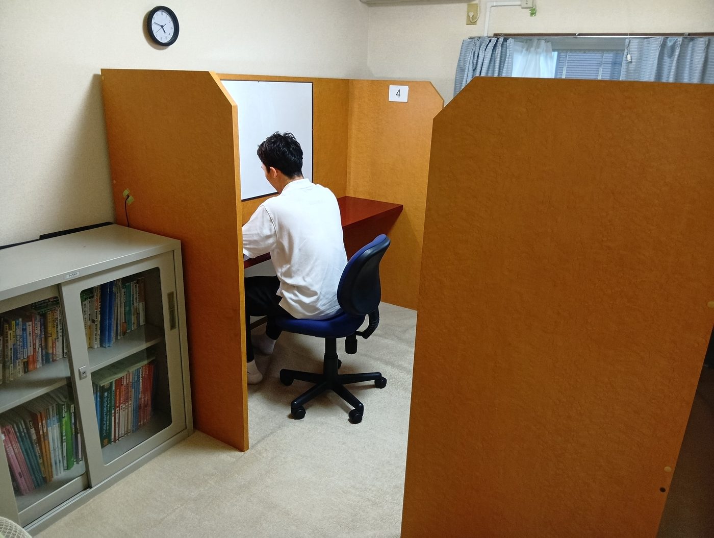 自習ブースで学習に取り組む生徒